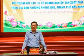 Chủ tịch UBND thành phố Bắc Ninh Nguyễn Mạnh Hiếu trao đổi tại buổi đối thoại. (Ảnh: Thái Hùng/TTXVN)