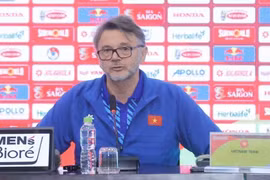 Huấn luyện viên Đội tuyển Việt Nam Philippe Troussier trả lời câu hỏi của phóng viên tại họp báo. (Ảnh: Minh Quyết/TTXVN)