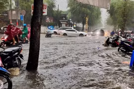Đường Lưu Văn Lang (quận 1) ngập sâu trong mưa, chiều 14/6. (Ảnh: Hồng Giang/TTXVN)