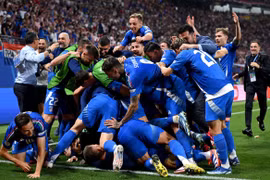 Niềm vui của Italy sau khi giành vé vào vòng 1/8 nghẹt thở. (Nguồn: Getty Images)