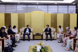 Phó Chủ tịch UBND thành phố Đà Nẵng Trần Chí Cường tiếp ông Lee Dong Hwan, Thị trưởng thành phố Goyang, tỉnh Gyeonggi (Hàn Quốc). (Ảnh: Trần Lê Lâm/TTXVN)
