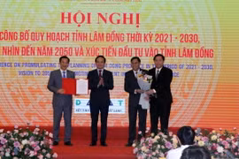 Phó thủ tướng Trần Lưu Quang thay mặt Chính phủ trao Quyết định phê duyệt Quy hoạch tỉnh Lâm Đồng thời kỳ 2021-2030. (Ảnh: Quốc Hùng/TTXVN)