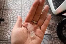 Những hạt đá rơi xuống nhiều khu vực tại Thành phố Hồ Chí Minh. (Ảnh: TTXVN phát)