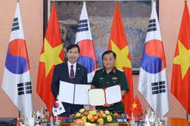 Thượng tướng Hoàng Xuân Chiến, Thứ trưởng Bộ Quốc phòng và Thứ trưởng Bộ Quốc phòng Hàn Quốc Kim Seon Ho ký kết biên bản Đối thoại Chính sách quốc phòng Việt Nam-Hàn Quốc lần thứ 11. (Ảnh: Trọng Đức/TTXVN)
