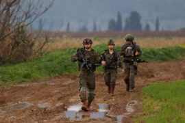 Binh sỹ Israel tuần tra gần Kfar Blum, giáp giới với Liban ngày 25/1/2024. (Ảnh: AFP/TTXVN)