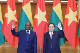 Chủ tịch Quốc hội Trần Thanh Mẫn và Tổng thống Guinea-Bissau Umaro Sissoco Embaló chụp ảnh chung. (Ảnh: Thống Nhất/TTXVN)