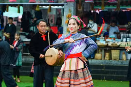 Biểu diễn điệu múa truyền thống của đồng bào dân tộc Mông. (Ảnh: Khánh Hòa/TTXVN)