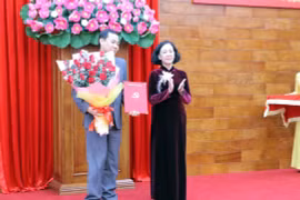 Trưởng Ban Tổ chức Trung ương Trương Thị Mai trao nhiệm vụ cho Quyền Bí thư Tỉnh ủy Lâm Đồng. (Ảnh: Chu Quốc Hùng/TTXVN)