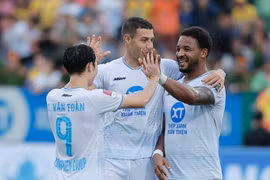 Sang hiệp 2, Nam Định có thêm 2 bàn thắng của Rafaelson và pha lập công của Lucas, để thắng chung cuộc 5-1, qua đó giành chức vô địch. (Ảnh: Minh Quyết/TTXVN)