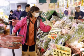 Người tiêu dùng mua sắm tại siêu thị ở Tokyo, Nhật Bản. (Ảnh: Kyodo/TTXVN)