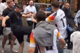 Cổ động viên Anh và Đức ẩu đả. (Nguồn: telegraph)