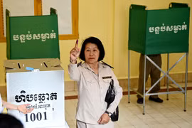 Cử tri bỏ phiếu tại điểm bầu cử ở Phnom Penh, Campuchia ngày 25/2/2024. (Ảnh: AFP/TTXVN)