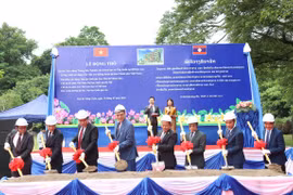 Các đại biểu của hai bên động thổ dự án. (Ảnh: Xuân Tú/TTXVN)