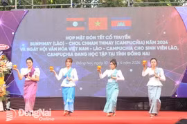 Một tiết mục văn nghệ của du học sinh Campuchia tại chương trình. (Nguồn: Báo Đồng Nai)