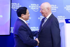 Thủ tướng Phạm Minh Chính và Nhà sáng lập kiêm Chủ tịch điều hành Diễn đàn Kinh tế thế giới (WEF) Klaus Schwab. (Ảnh: Dương Giang/TTXVN)