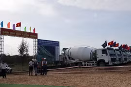 Khởi công xây dựng Dự án thành phần 1 hoàn thiện đường ven biển Võ Chí Công có chiều dài 26,5km. (Ảnh: Trần Tĩnh/TTXVN)