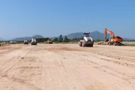 Thi công cao tốc Quảng Ngãi-Hoài Nhơn. (Ảnh: Phạm Cường/TTXVN)