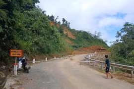 Sạt lở quốc lộ 4H tại km 218+750 thuộc địa phận bản Xi Nế, xã Mù Cả, khiến đất đá chắn ngang đường. (Ảnh: TTXVN phát)