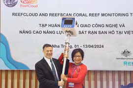 Đại sứ Australia tại Việt Nam Andrew Goledzinowski tặng các thiết bị Reef Scan cho đại diện Viện Hải dương học. (Ảnh: Phan Sáu/TTXVN)