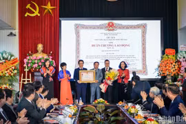 Thay mặt lãnh đạo Đảng, Nhà nước, Ủy viên Bộ Chính trị, Thường trực Ban Bí thư Trung ương Đảng, Trưởng Ban Tổ chức Trung ương Trương Thị Mai đã trao tặng Huân chương Lao động hạng Ba cho Ban Nhân Dân cuối tuần (Báo Nhân Dân). (Nguồn: Báo Nhân dân)