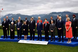 Các Bộ trưởng tài chính G7 và Thống đốc Ngân hàng Trung ương chụp ảnh tại Stresa. (Nguồn: AFP)