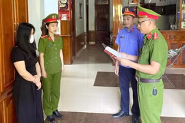 Tống đạt các quyết định khởi tố vụ án, khởi tố bị can và lệnh khám xét đối với T.T.N. (Ảnh: TTXVN phát)