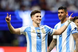 Julián Álvare ghi bàn giúp Argentina thắng trận ra quân. (Nguồn: AFP/Getty Images)