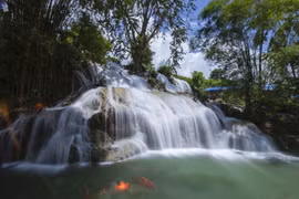Với cảnh sắc còn hoang sơ, gần gũi thiên nhiên, thác Trăng là một điểm du lịch ấn tượng tại Hòa Bình. (Ảnh: Trọng Đạt/TTXVN)