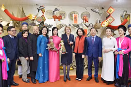 Phu nhân Chủ tịch nước bà Phan Thị Thanh Tâm cùng Phu nhân Tổng thống Cộng hòa Liên bang Đức bà Elke Büdenbender với các nghệ sỹ Nhà hát Múa rối Thăng Long. (Ảnh: Minh Đức/TTXVN)