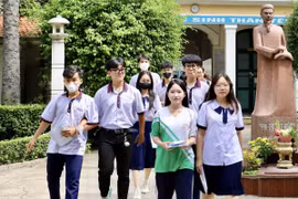 Các thí sinh nhận xét đề thi dễ nhưng hơi dài, có tính phân hoá cao. (Ảnh: Hồng Giang/TTXVN)