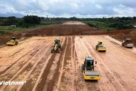 Nhà thầu thi công một dự án đường bộ cao tốc. (Ảnh: Việt Hùng/Vietnam+)