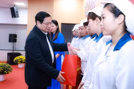 Thủ tướng Phạm Minh Chính tặng quà cho công nhân, người lao động có hoàn cảnh khó khăn. (Ảnh: Dương Giang/TTXVN)