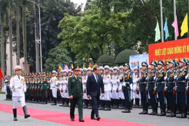 Bộ trưởng Quốc phòng Phan Văn Giang và Bộ trưởng Quân đội Pháp Sébastien Lecornu duyệt Đội danh dự Quân đội Nhân dân Việt Nam tại lễ đón. (Ảnh: Trọng Đức/TTXVN)