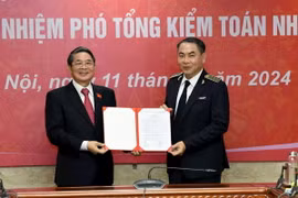Ủy viên Ban Chấp hành Trung ương Đảng, Phó Chủ tịch Quốc hội Nguyễn Đức Hải trao Nghị quyết và chúc mừng tân Phó Tổng Kiểm toán nhà nước Trần Minh Khương. (Nguồn: Báo Kiểm Toán)