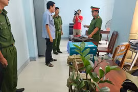 Cơ quan Điều tra đọc lệnh bắt và khám xét đối với ông Đào Văn Ngọc. (Nguồn: Báo Tiền Phong)