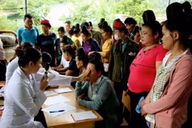 Khám bệnh cho nhân dân xã Chiềng Đen, thành phố Sơn La. (Ảnh: Quang Quyết/TTXVN)