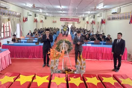 Các đại biểu thắp hương tưởng nhớ các liệt sỹ. (Ảnh: TTXVN phát)