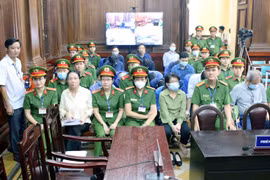 Các bị cáo tại phiên tòa ngày 2/4. (Ảnh: Thanh Vũ/TTXVN)