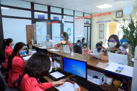 Người dân làm thủ tục hành chính tại Ủy ban Nhân dân phường. (Ảnh minh họa: Xuân Quảng/Vietnam+)