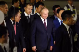 Tổng thống Liên bang Nga Vladimir Putin tại Sân bay quốc tế Nội Bài. (Ảnh: Phạm Kiên/TTXVN)