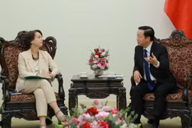 Phó Thủ tướng Trần Hồng Hà tiếp bà Marie-Hélène Loison, Phó Tổng Giám đốc Cơ quan phát triển Pháp (AFD). (Ảnh: TTXVN phát)