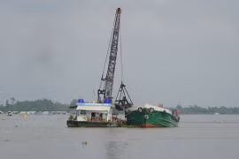 Phương tiện khai thác khoáng sản (cát) trên sông Tiền, đoạn thuộc huyện Châu Thành, tỉnh Đồng Tháp. (Ảnh: Nhựt An/TTXVN)