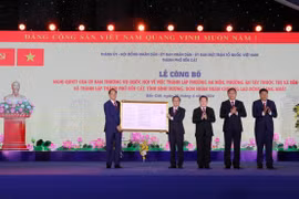 Thượng tướng Trần Quang Phương, Ủy viên Trung ương Đảng, Phó Chủ tịch Quốc hội, trao Nghị quyết của Ủy ban Thường vụ Quốc hội thành lập thành phố Bến Cát thuộc tỉnh Bình Dương. (Ảnh: Dương Chí Tưởng/TTXVN)