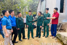 Lãnh đạo Ban Chỉ huy quân sự huyện, xã Kim Bôi động viên hai anh em Quách Chí Bảo và Quách Xuân Bắc trước khi lên đường nhập ngũ. (Nguồn: Báo Hòa Bình)