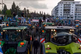Nông dân Hy Lạp biểu tình kêu gọi hỗ trợ tài chính tại thủ đô Athens ngày 20/2/2024. (Ảnh: THX/TTXVN)