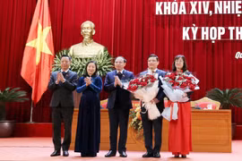 Lãnh đạo HĐND tỉnh Quảng Ninh tặng hoa chúc mừng ông Nghiêm Xuân Cường (thứ 2, từ phải sang). (Ảnh: Văn Đức/TTXVN)