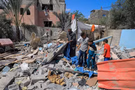 Những ngôi nhà bị phá hủy do cuộc xung đột Hamas-Israel tại thành phố Rafah, Dải Gaza, ngày 7/5/2024. *Ảnh: THX/TTXVN)