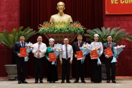 Bí thư Tỉnh ủy Hòa Bình Nguyễn Phi Long (thứ 2, trái sang) và Phó Bí thư thường trực Bùi Đức Hinh trao quyết định điều động cán bộ chủ chốt. (Ảnh: Trọng Đạt/TTXVN)
