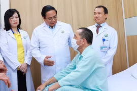 Thủ tướng Phạm Minh Chính thăm bệnh nhân được ghép gan từ người cho gan chết não. (Ảnh: Dương Giang/TTXVN)