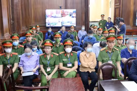 Các bị cáo tại phiên tòa (ngày 1/4). (Ảnh: Thanh Vũ/TTXVN)